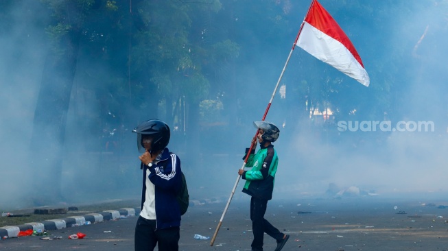 Jakarta Berkecamuk: Polda Metro Sudah Dijebol Massa, Mako Brimob Kwitang Banjir Gas Air Mata!