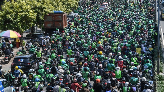 Iring-iringan pengemudi ojek online (ojol) mengantarkan jenazah Affan Kurniawan ke TPU Karet Bivak di Jakarta, Jumat (29/8/2025). [ANTARA FOTO/Hafidz Mubarak A]