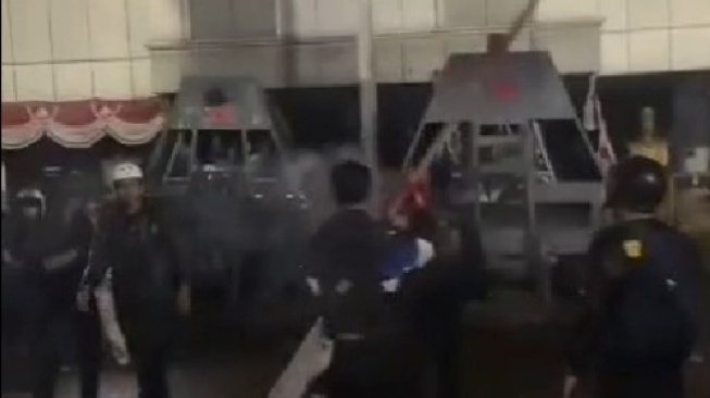 Markas Gegana Polri di Salemba Dijebol Massa! Ada Gudang Senjata