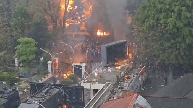 Puncak Anarki di Bandung! Aset Bersejarah MPR RI Ludes Dibakar Massa Aksi DPRD Jabar