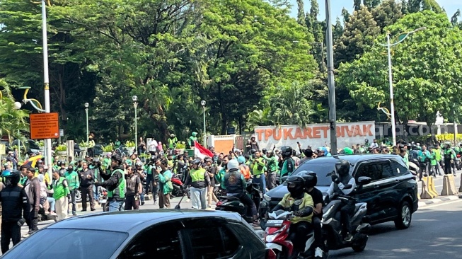 Solidaritas Ojol Membanjiri Karet Bivak, Iringi Pemakaman Affan Kurniawan Korban Rantis Brimob