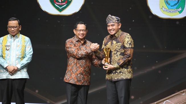 Mendagri memberikan penghargaan kepada para pemenang Pemimpin Daerah Awards 2025 (Dok: Puspen Kemendagri)