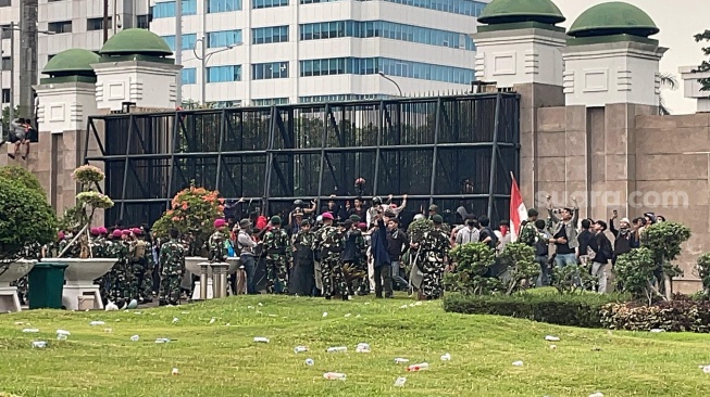 Update Demo di Depan Gedung DPR: Massa Berhasil Masuk 'Jebol' Pagar hingga Lompati Gerbang