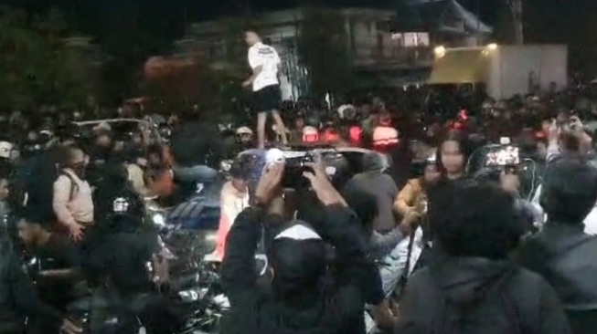 Demo Jogja Memanggil Berujung Ricuh, Mobil Polisi Jadi Sasaran Amukan Massa