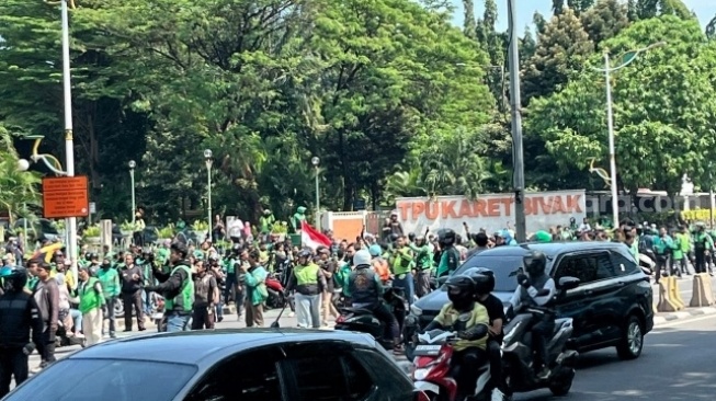 Ribuan Driver Ojol Iringi Pemakaman Affan, Korban Rantis Saat Demo Ricuh