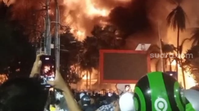 Mencekam! Satpol PP Lompat dari Lantai 4 DPRD Makassar yang Dibakar Massa, Satu Kritis