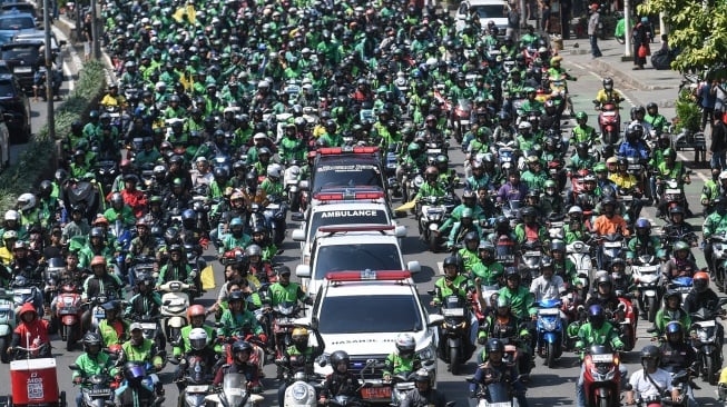 Iring-iringan pengemudi ojek online (ojol) mengantarkan jenazah Affan Kurniawan ke TPU Karet Bivak di Jakarta, Jumat (29/8/2025). [ANTARA FOTO/Hafidz Mubarak A]