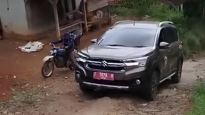 Ketika Mobil Dinas Jadi Korban Infrastruktur yang Tak Kunjung Diperbaiki