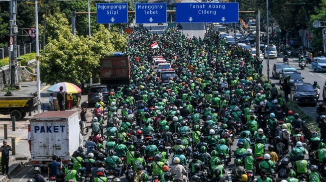 Iring-iringan pengemudi ojek online (ojol) mengantarkan jenazah Affan Kurniawan ke TPU Karet Bivak di Jakarta, Jumat (29/8/2025). [ANTARA FOTO/Hafidz Mubarak A]