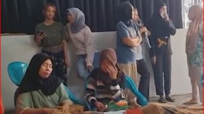 Tangis Pilu Ibunda Ojol yang Dilindas Rantis Brimob : Anak Saya Sudah Enggak Ada Pak