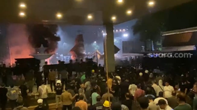 Gelombang unjuk rasa di depan Gedung DPR yang berujung ricuh hingga adanya korban jiwa pada 28 Agustus 2025 disebut sebagai konsekuensi dari sikap para anggota dewan yang dinilai tak peka terhadap penderitaan rakyat. (Suara.com/Yasir)