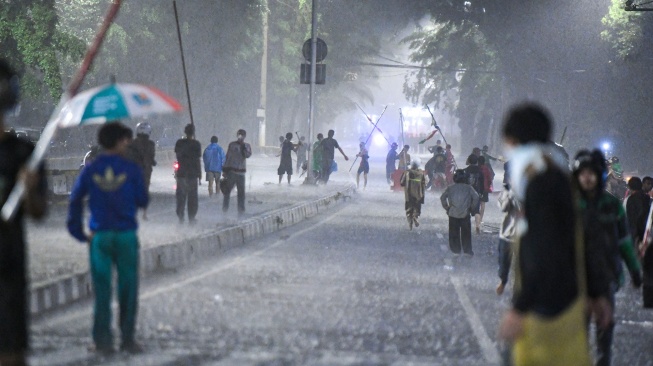 Pengunjuk rasa melakukan aksi menuju Mako Brimob Polda Metro Jaya menuntut pengusutan kasus penabrakan pengemudi ojek online oleh mobil rantis Brimob di Kwitang, Jakarta, Kamis (28/8/2025). [ANTARA FOTO/Muhammad Adimaja/wpa]
