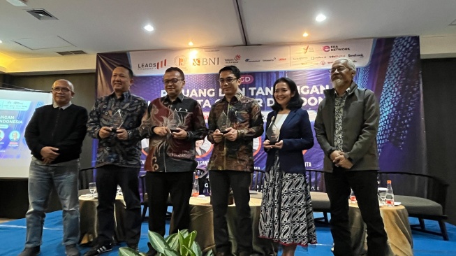 Direktur Kebijakan dan Strategi Infrastruktur Digital Kementerian Komdigi, Denny Setiawan (ketiga dari kanan) saat diskusi pusat data atau data center yang digelar di Kawasan Radio Dalam, Jakarta, Jumat (29/8/2025). [Suara.com/Dicky Prastya]