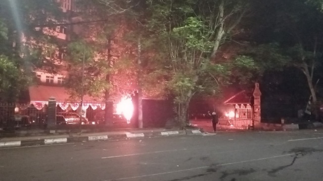 Demo Anarkis di Semarang: Bentrok Polisi, Mobil Dibakar, Situasi Mencekam!