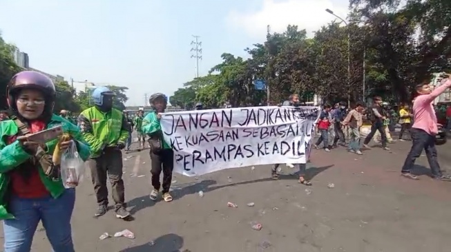 Aksi Massa di Simpang Lima Senen Jakarta Pusat. (Suara.com/Adit Rianto)