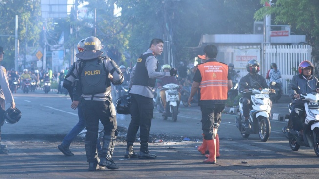 Bentrok aparat dan massa dipicu tewasnya driver ojol yang dilindas rantis Brimob, di Jalan Otista, Jakarta Timur, Jumat (29/8/2025). [Suara.com/Muhamad Yasir]