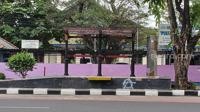 Kondisi halte bus di Jalan Slamet Riyadi yang rusak. (Suara.com/Ari Welianto)