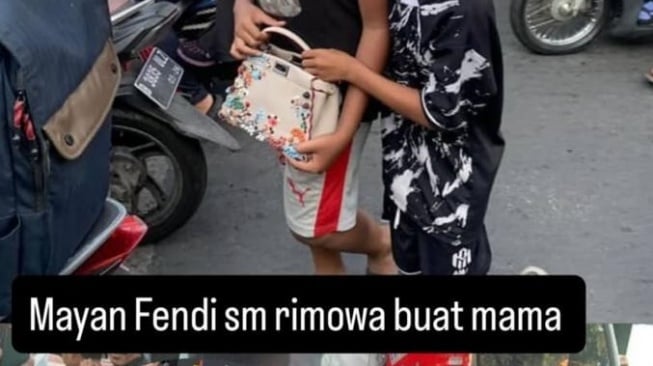 Bocah dapat tas Fendi dari rumah mewah Ahmad Sahroni [Ist]