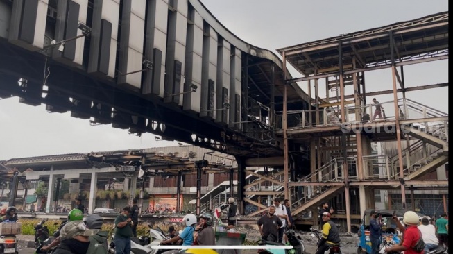 Kondisi Halte Transjakarta Senen usai jadi sasaran amukan massa, Jumat (29/8/2025). [Suara.com/Yaumal]
