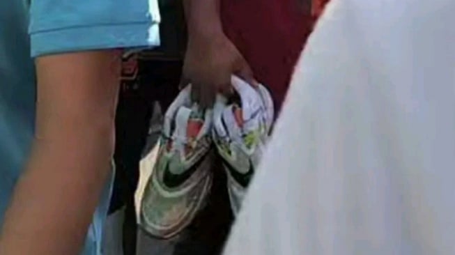 Sepatu Nike Adapt BB 2.0 Tie Dye yang dijarah dari rumah Ahmad Sahroni (X)