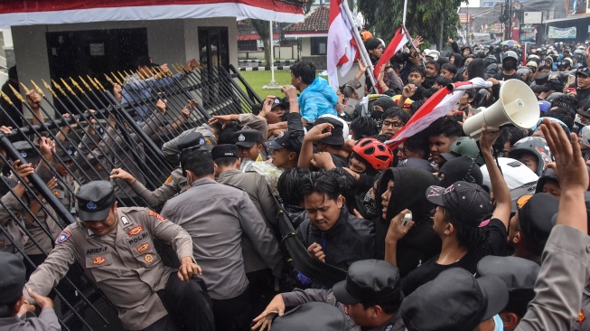 Massa merusak pagar DPRD saat unjuk rasa di DPRD Kota Tasikmalaya, Jawa Barat, Jumat (29/8/2025). [ANTARA FOTO/Adeng Bustomi/rwa]
