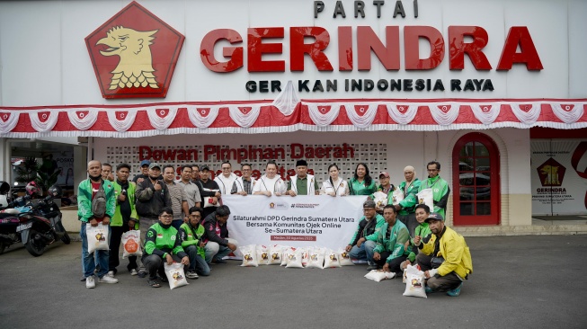 Gerindra Sumut Bagikan Ribuan Karung Beras ke Driver Ojol