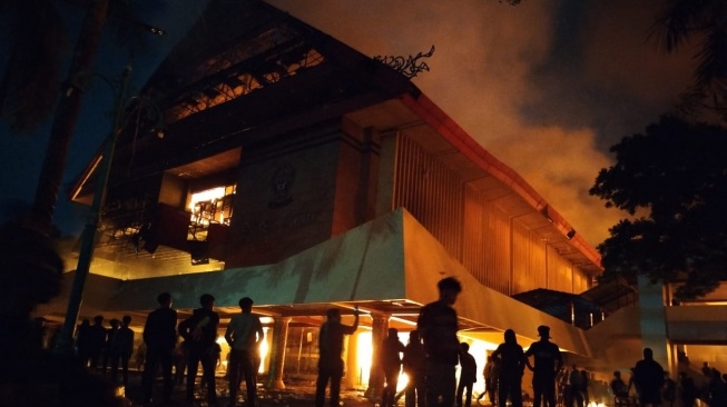 Kantor DPRD Sulsel Dibakar, 4 Orang Dikabarkan Tewas di Makassar