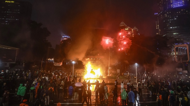 Massa berunjuk rasa di depan Polda Metro Jaya, Jakarta, Jumat (29/8/2025). [ANTARA FOTO/Dhemas Reviyanto/rwa]