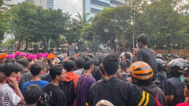 Massa Masih Kepung Mako Brimob, Tawar-menawar dengan TNI di Tengah Suara Ledakan Kembang Api