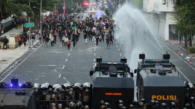 Sejumlah anggota Polri menghalau pengunjuk rasa di Jalan Gubernur Suryo, Surabaya, Jawa Timur, Jumat (29/8/2025). [ANTARA FOTO/Didik Suhartono/rwa]
