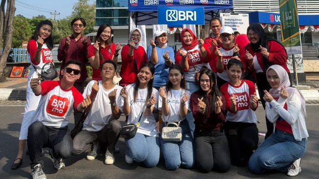 Petugas BRI usai melakukan Transaski pembayaran di Car Free Day di Simpang Lima Semarang sudah menggunakan non tunai, salah satunya adalah Aplikasi BRImo. [Dok BRI]