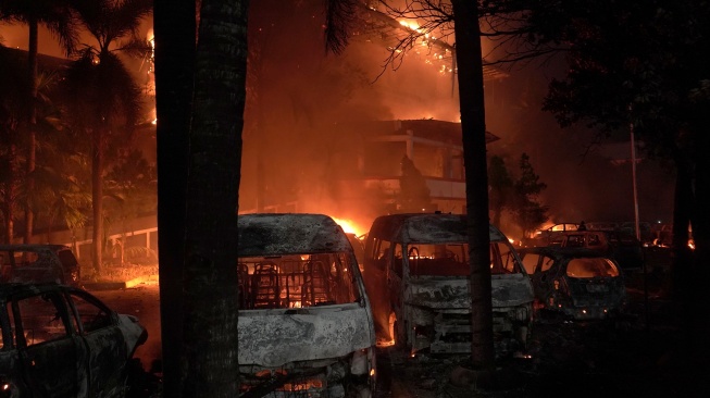 Sejumlah kendaraan terbakar pada aksi 29 Agustus di halaman gedung DPRD Makassar, Sulawesi Selatan, Jumat (29/8/2025). [ANTARA FOTO/Hasrul Said/rwa]