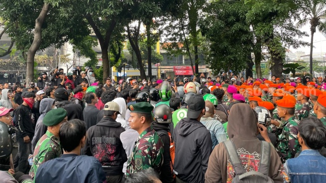 Mako Brimob Polda Metro Jaya di Kwitang, Jakarta Pusat kembali digeruduk massa, Sabtu (30/8/2025). [Suara.com/Yaumal]