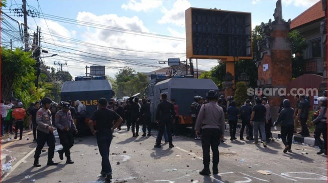 Massa Lempar Batu hingga Gerbang Rusak, Demo di Depan Polda Bali Ricuh