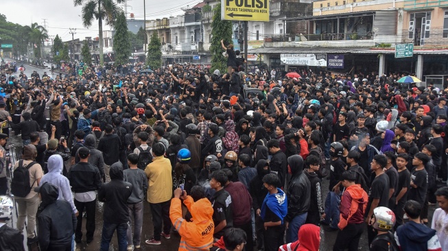 Massa berunjuk rasa di Mako Polres Tasikmalaya Kota, Kota Tasikmalaya, Jawa Barat, Jumat (29/8/2025). [ANTARA FOTO/Adeng Bustomi/rwa]