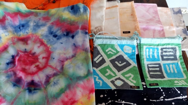 Produk Usaha Mikro, Kecil dan Menengah (UMKM) Duaa's. Usaha fesyen tie dye Kota Makassar [SuaraSulsel.id/Lorensia Clara]