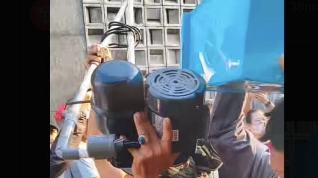 Pompa air dari rumah Ahmad Sahroni