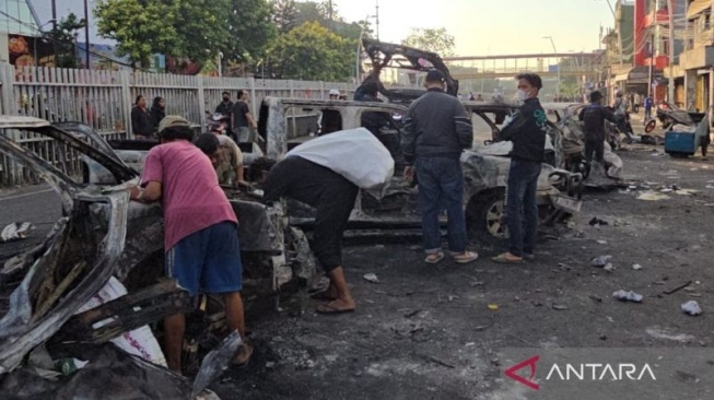 Dibakar Massa, Belasan Bangkai Mobil di Polres Jaktim Diserbu Pemulung: Diangkut Pakai Gerobak!