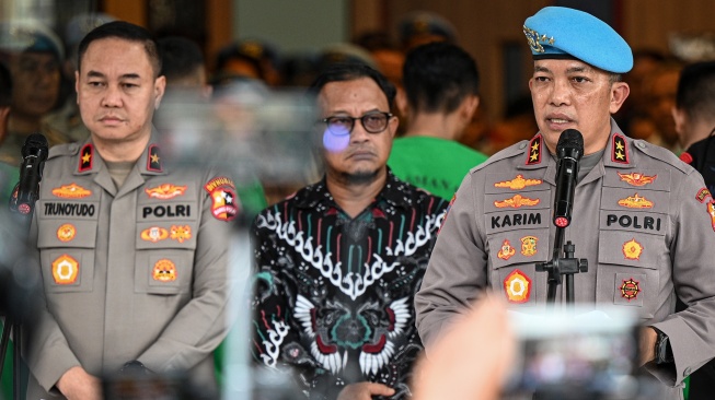 Kadiv Propam Mabes Polri Irjen Pol Abdul Karim (kanan), Karopenmas Divisi Humas Polri, Brigjen Pol. Trunoyudo Wisnu Andiko (kiri), Komisioner Kompolnas Choirul Anam (tengah) menyampaikan keterangan pers terkait kasus meninggalnya pengemudi ojek online akibat terlindas rantis Brimob di Mabes Polri Jakarta, Jumat (29/8/2025). [ANTARA FOTO/Fauzan/nym]