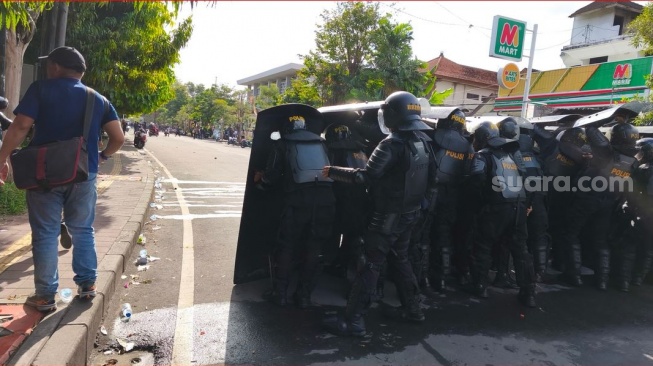 Pembubaran massa aksi di Denpasar, Bali, Sabtu (30/8/2025) (suara.com/Putu Yonata Udawananda)