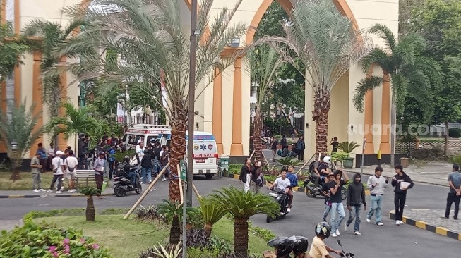 Sebagian Massa Aksi Berlindung di Islamic Center Menghindari Tembakan Gas Air Mata
