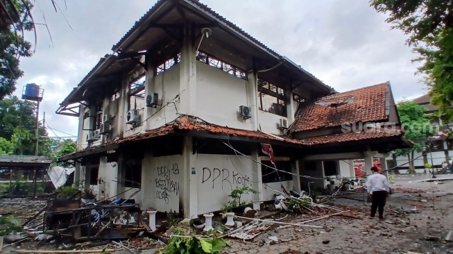Kondisi Gedung Sekwan DPRD Solo usai terbakar saat aksi driver ojol kemarin. (Suara.com/Ari Welianto)