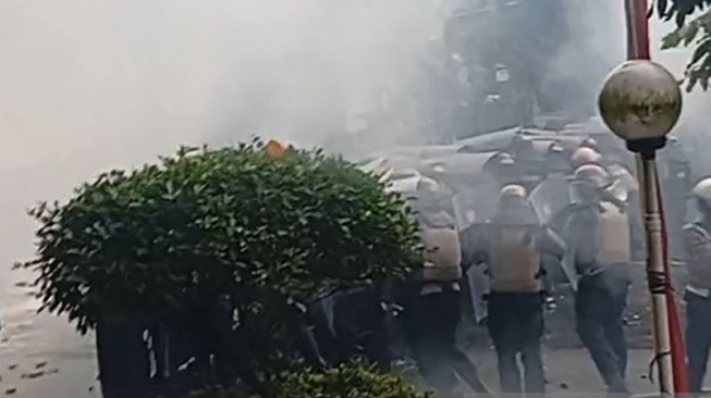 Polisi menembakkan gas air mata ke arah massa pengunjuk rasa yang makin sulit dikendalikan dan telah melakukan perusakan berbagai fasilitas umum maupun ruang perkantoran di kompleks Sekretariat Daerah Banyumas, Purwokerto, Kabupaten Banyumas, Jawa Tengah, Sabtu (30/8/2025). [ANTARA/Sumarwoto]