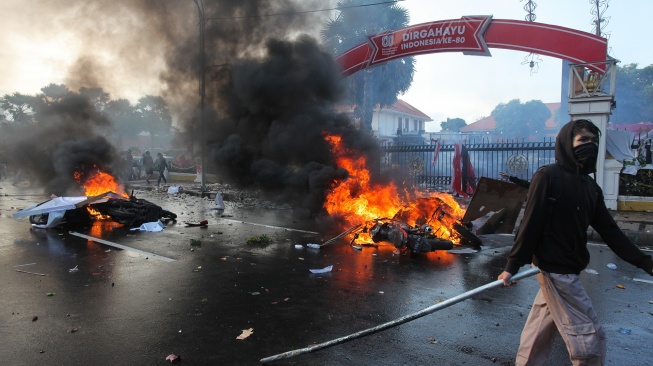 Sejumlah kendaraan terbakar saat unjuk rasa di Jalan Gubernur Suryo, Surabaya, Jawa Timur, Jumat (29/8/2025). [ANTARA FOTO/Didik Suhartono/rwa]