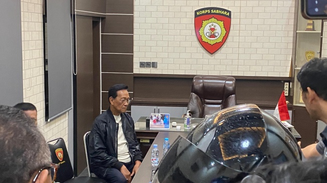 Sri Sultan HB X, Gubernur sekaligus Raja Jogja hadir ke kantor Polda DIY untuk ikut memantau situasi, Jumat (29/8/2025) malam. (dok.Istimewa)