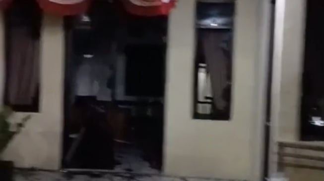 Polres Pondok Gede ruaak dihujani batu oleh massa, Bekasi, Sabtu (30/8/2025). [Ist]