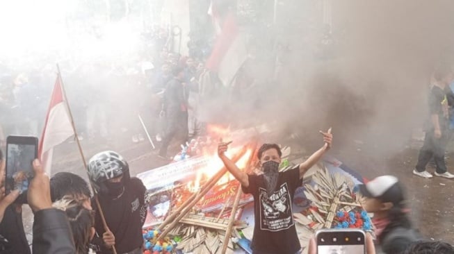 Demo Anarkis di Purwokerto: Fasilitas Umum Hancur Lebur