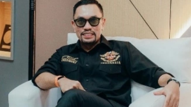 Mobil Ahmad Sahroni hancur diamuk massa. (Instagram)
