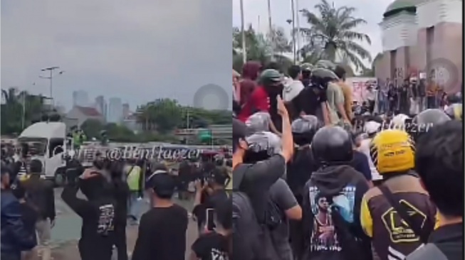 Aksi massa pendemo menggunakan mobil pedagang tahu bulat hingga truk fuso untuk merobohkan pagar gedung DPR RI. (tangkapan layar/TikTok)