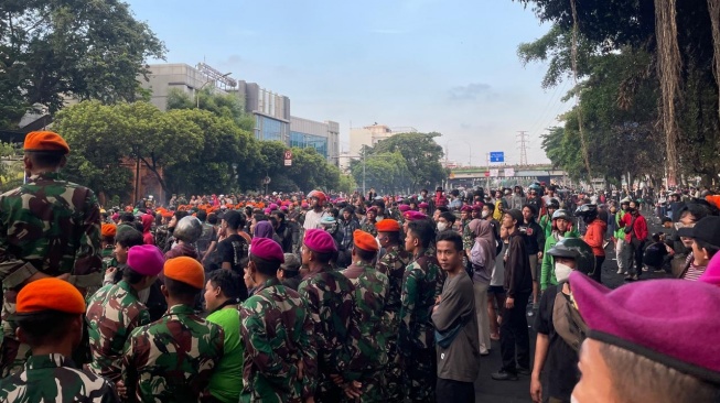 Massa aksi masih bertahan di sekitar Markas Komando (Mako) Brimob Polda Metro Jaya di Kwitang, Jakarta Pusat, hingga Sabtu (30/8/2025) sore. [Suara.com/Yaumal]